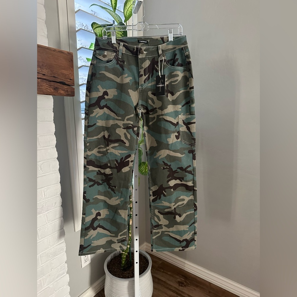 Flamingals Camo Mid Rise Straight Leg Jeans Size Large NWT - Picture 10 of 12
